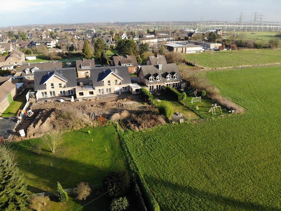 Luftaufnahme eines Doppelhaus-Neubauprojekts der FAST Immobilien in Meerbusch