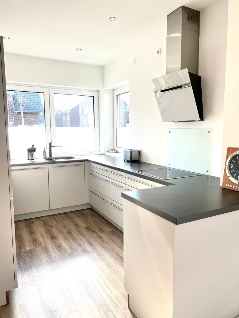 Helle, moderne Einbauküche in Meerbusch